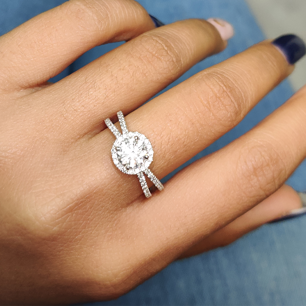 Reverse halo outlet engagement ring